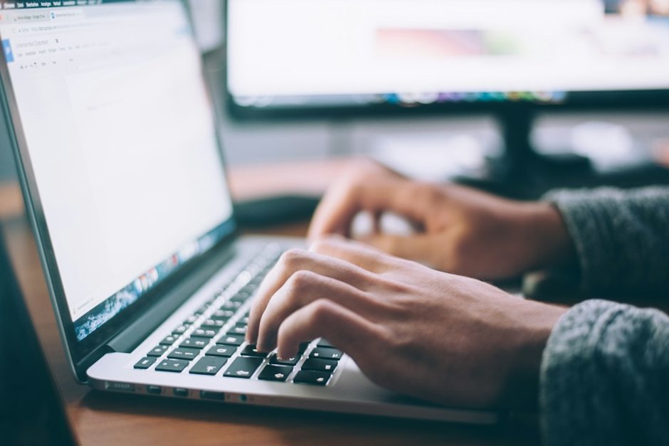 Écran d'ordinateur affichant la page de connexion à l'espace client AXA