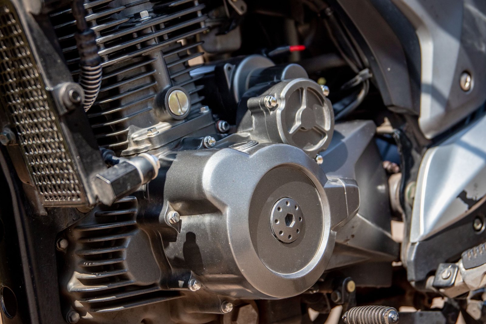 Pièces moteur et échappement Carenzi pour moto, scooter et cyclomoteur, photographiées sur un établi d'atelier