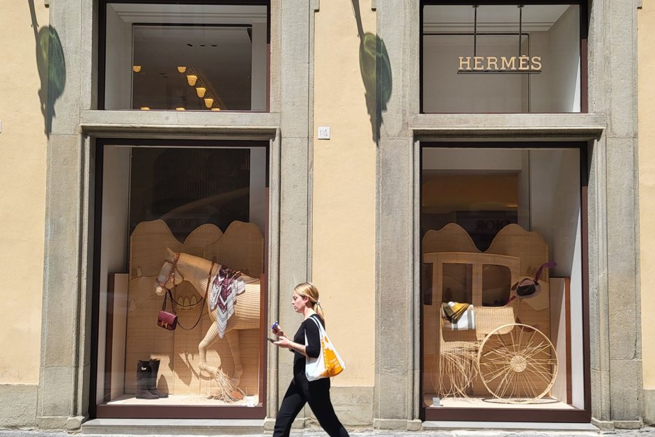 Écran de bourse affichant le cours de l'action Hermès International pendant une séance à Paris