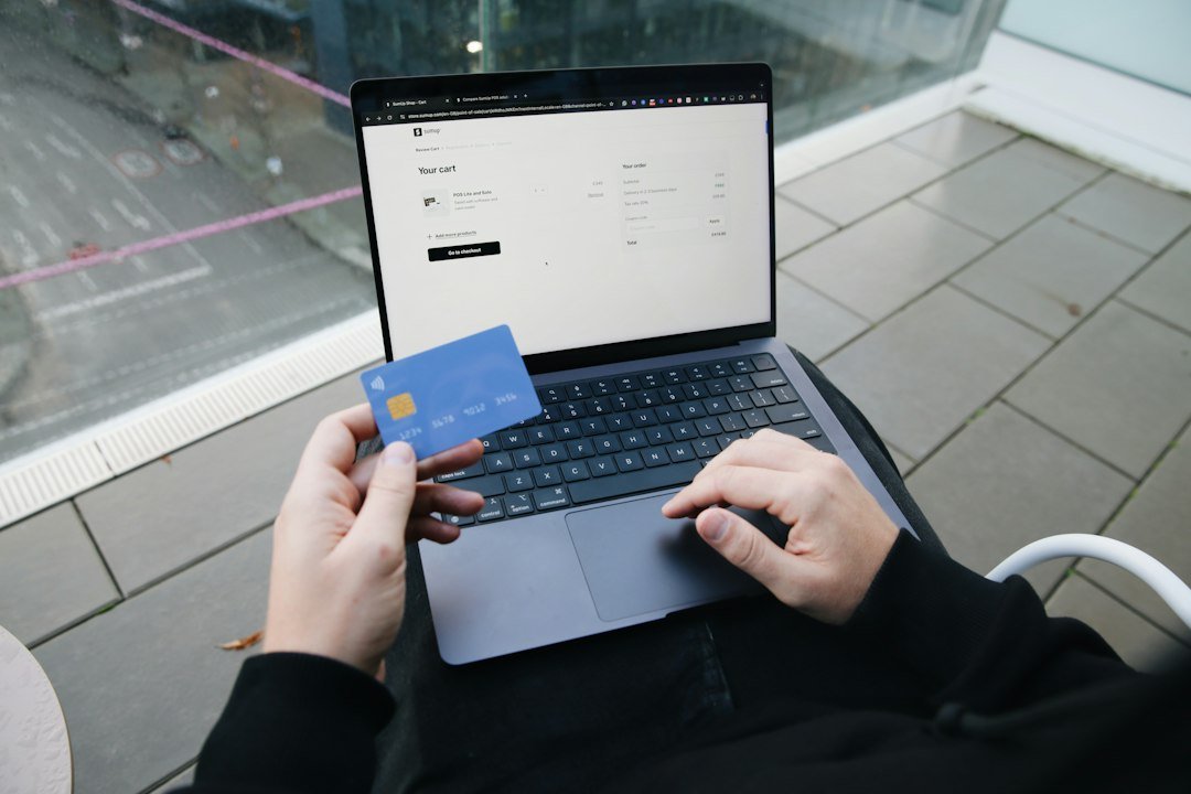 Carte PCS Mastercard posée devant un écran affichant l'espace Mon compte PCS